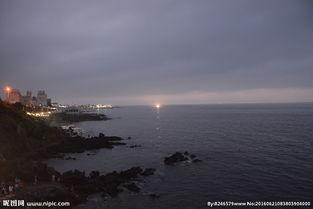 夜晚的海边图片,月色下的海浪轻吟